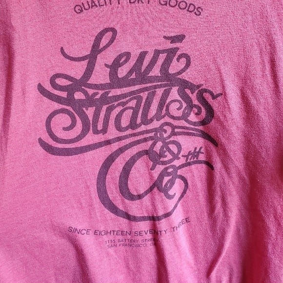 Red Levi's Logo Casual T-Shirt - Picture 10 of 12